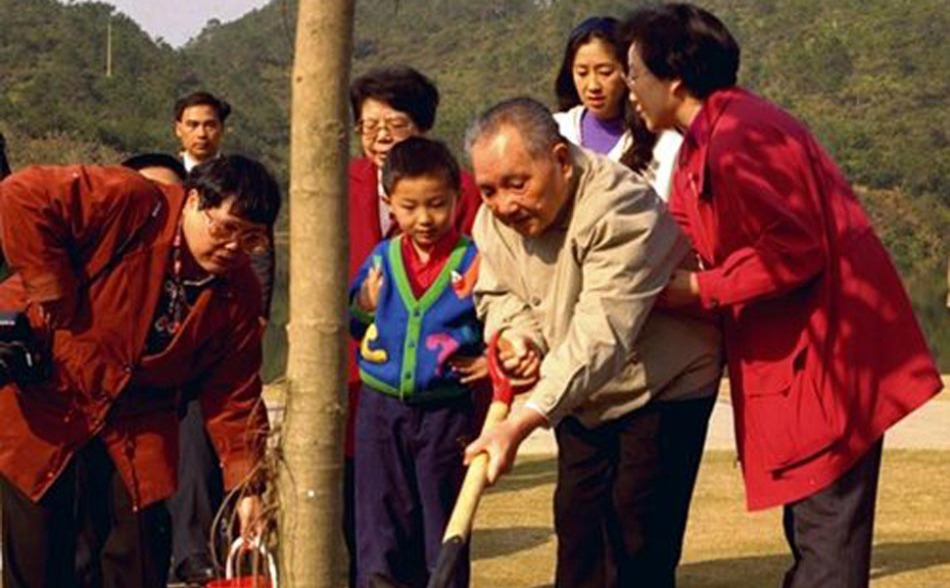 鄧小平與家人在深圳仙湖植物園親手栽下一棵高山榕，寓意將改革開放的希望植根在這片土地上。