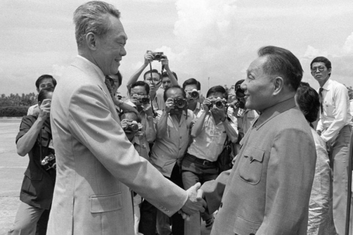 根據李光耀回憶與鄧小平會面，提到「從未見過一位共產黨領袖，在現實面前會願意放棄一己之見，甚至還問我要他怎麼做。」1997年鄧小平逝世，李光耀高度評價對方為「偉人」，稱如果沒有鄧小平，「中國會繼續走過去老路綫；他採行開放，拯救了中國，12億中國人才可能有光明的未來。」（網上圖片）