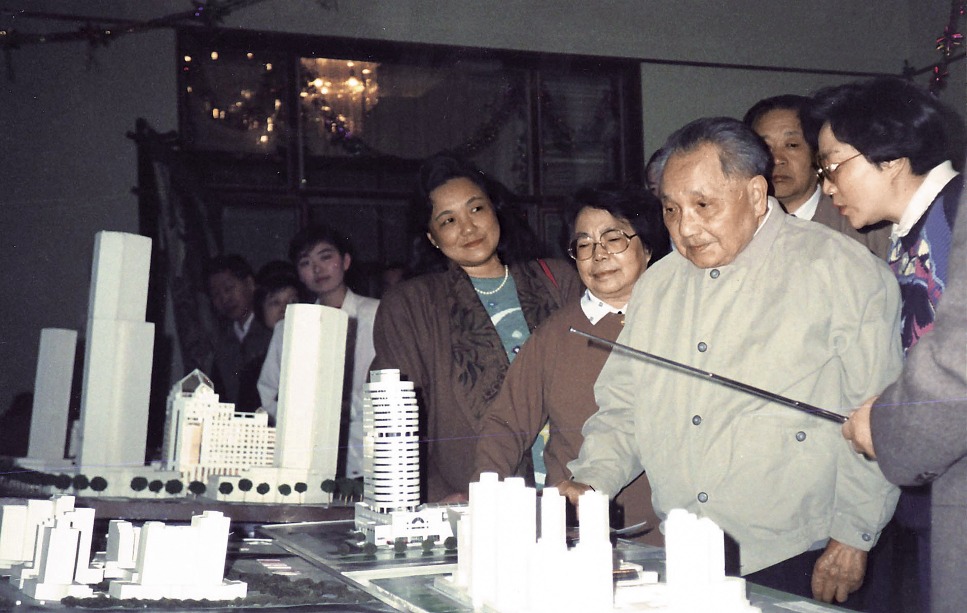 圖片攝於1992年2月，鄧小平在女兒陪伴下視察上海，聽取關於浦東現代化建設的情況。（網上圖片）