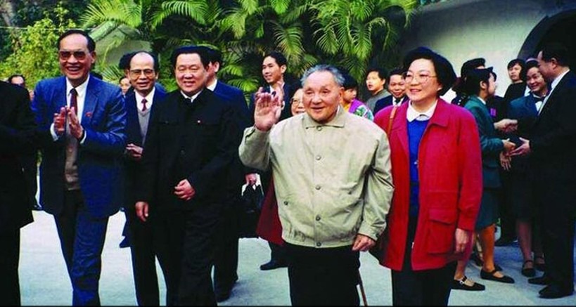圖片攝於鄧小平在1992年1月18日至2月21日的南巡期間，發表了多段重要講話，強調要搞好共產黨內部，培養年輕接班人，堅持改革開放，為中國開創長治久安的局面。（網上圖片）