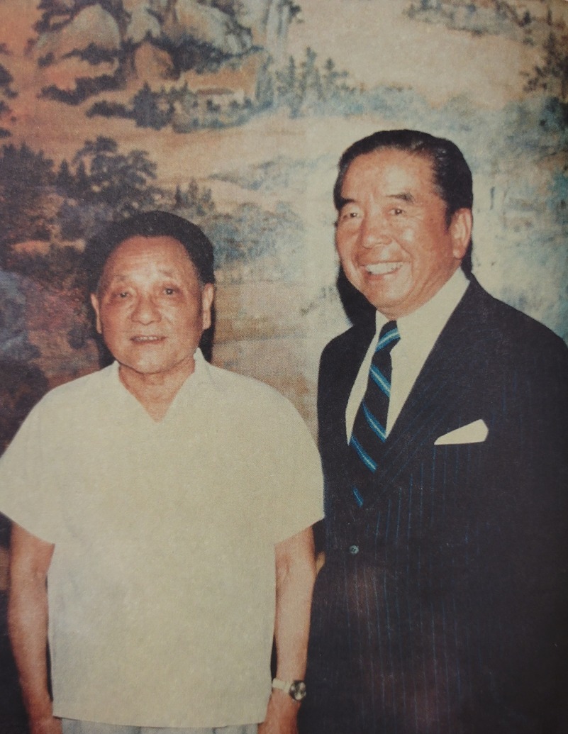 1978年包玉剛（右）第一次獲鄧小平接見，此後二人曾經見面十數次，除了公事，亦包括兩家人的聚宴。（圖片來源：《我的爸爸包玉剛》）