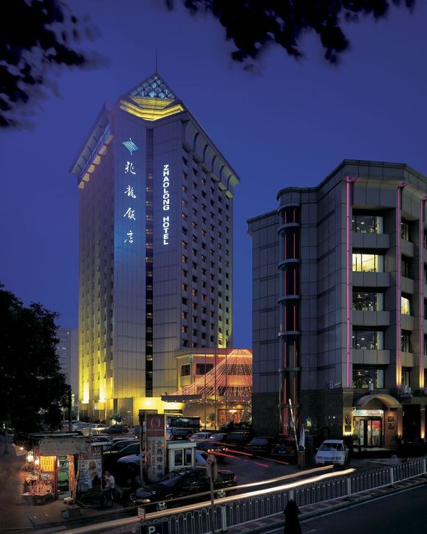 兆龍飯店是改革開放後北京第一家五星級酒店，位於北京北三環中路，1985年開幕，2002年曾經翻新及重新裝修。（網上圖片）