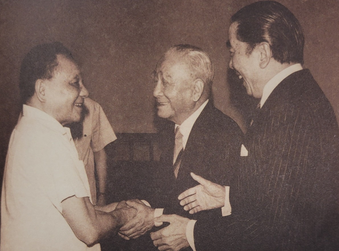 1981年7月6日，鄧小平在北京人民大會堂接見了包兆龍（中）和包玉剛（右）一行人，接受包氏家族對國家的捐款。鄧小平的舉動，為兆龍飯店動工破除障礙。（圖片來源：《我的爸爸包玉剛》）