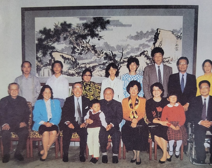 圖片攝於1989年，包玉剛家人與鄧小平家人在北京會面。（圖片來源：《包玉剛傳》）