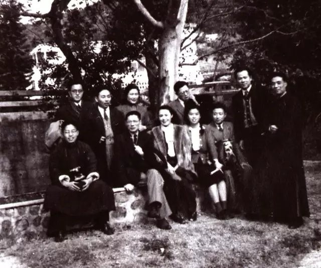 文艺界人士在萧红墓前合影