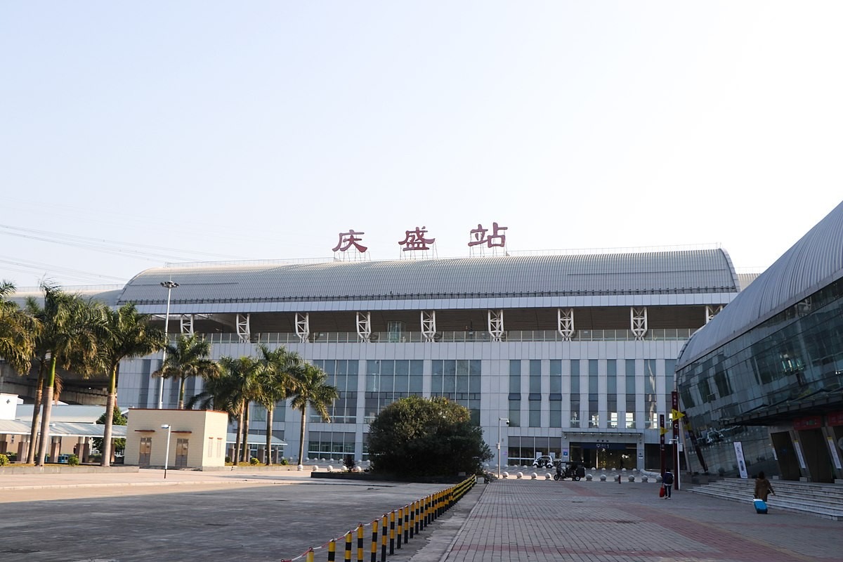 香港科技大學（廣州）毗鄰廣深港高鐵慶盛站，從香港西九龍站坐高鐵僅35分鐘。