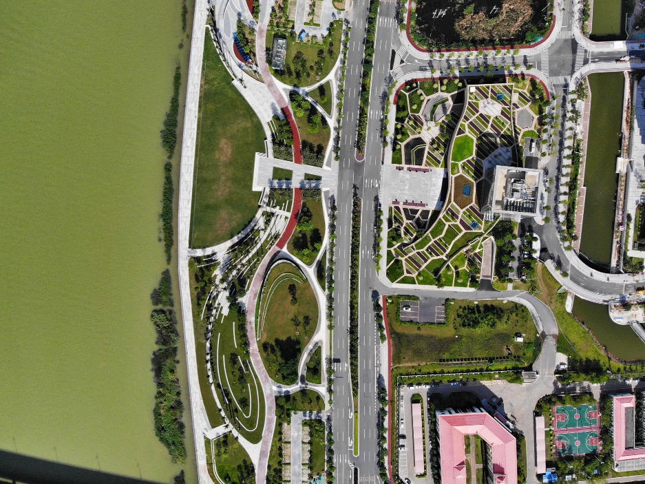 明珠灣開發展覽中心座落在南沙區靈山島鳳凰一橋東側，主要包括有明珠灣規劃建設的展覽館，以及一座6層高的辦公大樓，是南沙城投開發建設的指揮部的辦公場所。
