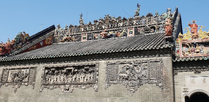  陳家祠是中國現存裝飾最精美的祠堂式建築，亦是現存規模最大的廣府傳統建築之一，有「嶺南建築藝術的明珠」的美譽。