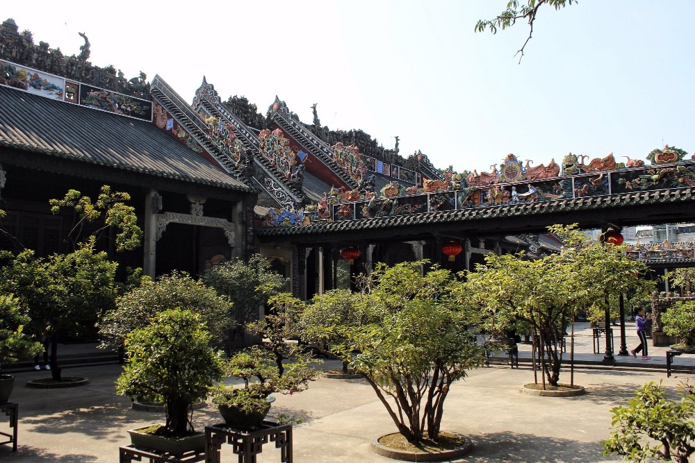  陳家祠是中國現存裝飾最精美的祠堂式建築，亦是現存規模最大的廣府傳統建築之一，有「嶺南建築藝術的明珠」的美譽。