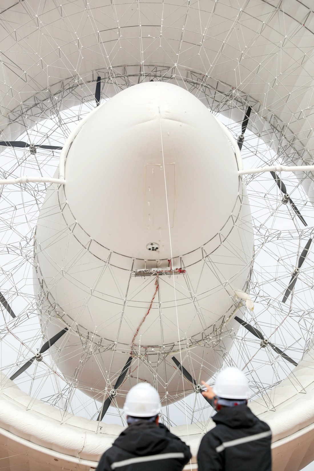 S2000高空風力發電系統設有12個渦輪發電機組。圖中黑色的便是其電機葉片。