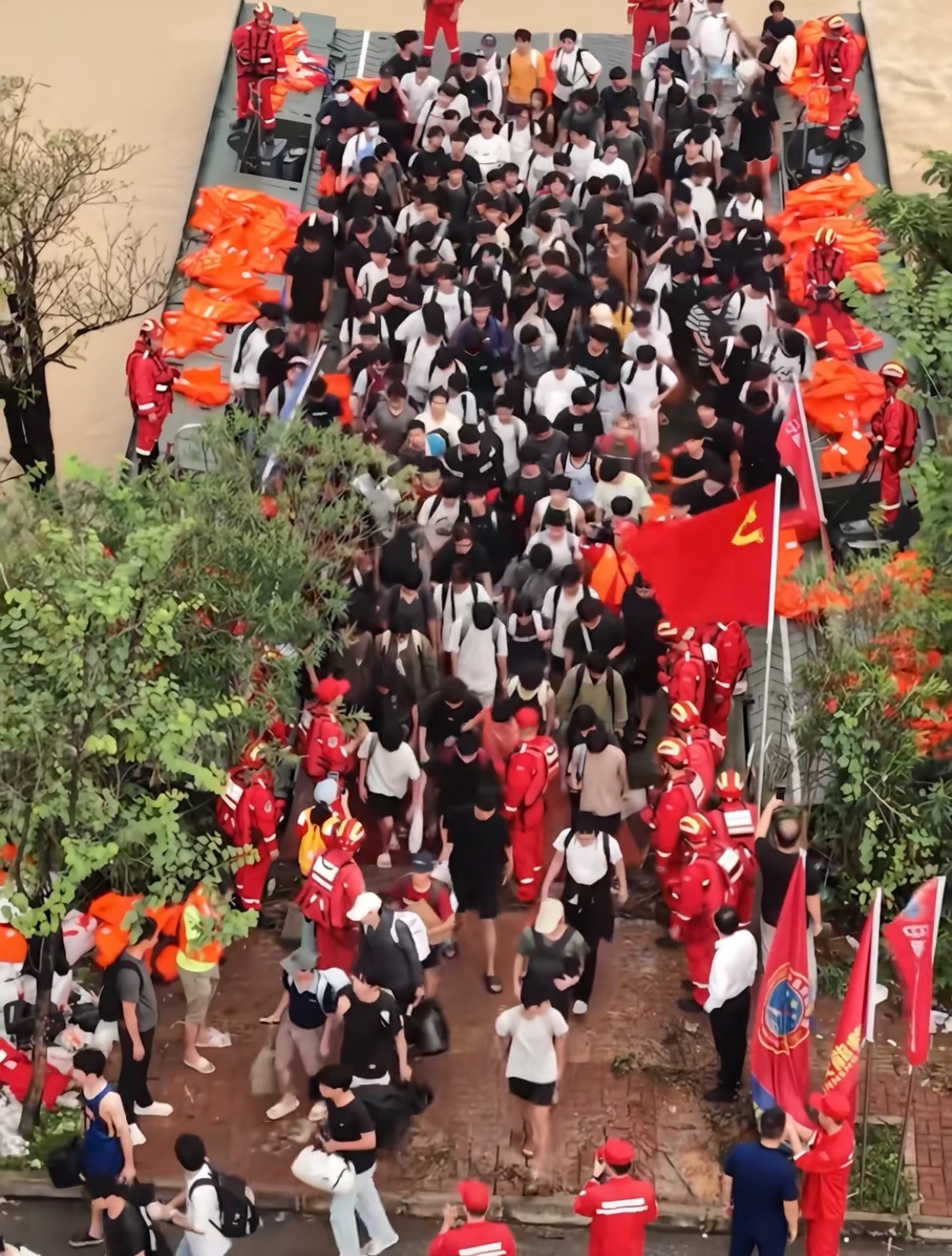 動力舟橋單次最多轉運500人。 動力舟橋單次最多轉運500人。
