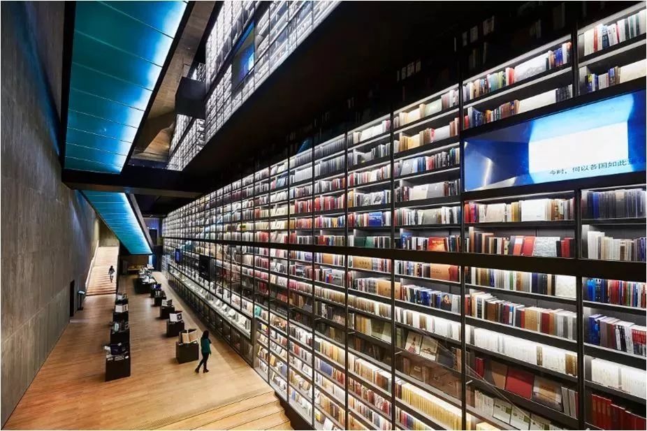 雅昌(深圳)藝術中心的藝術書牆全中國最大，有世界各地不同的藝術書籍，令人大開眼界。(資料來源Sohu.com)