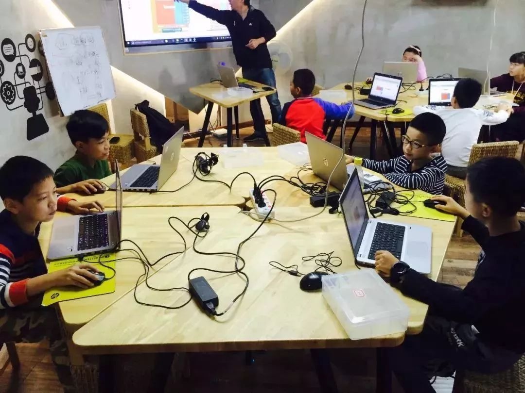 柴火創客以開辦課程方式推廣創客文化，啟發兒童科技創意思維。(圖片來源：Sohu.com)
