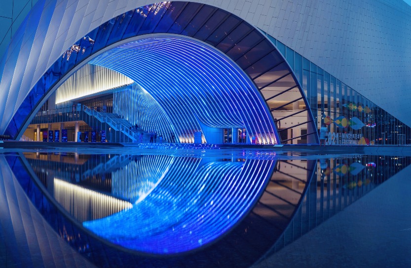 深圳最北面的光明區，近年亦出現了一座美侖美奐的文化建築，名為「光明文化藝術中心」。因為門前那「水汪汪」的大眼睛，中心被冠以「光明之眼」的美譽。它不單貌美，亦是「智慧」兼備。它集聚了圖書館等五大文藝功能，優雅的文化氣質令它火速成為打卡熱點，是深圳北新的文化聚腳點。