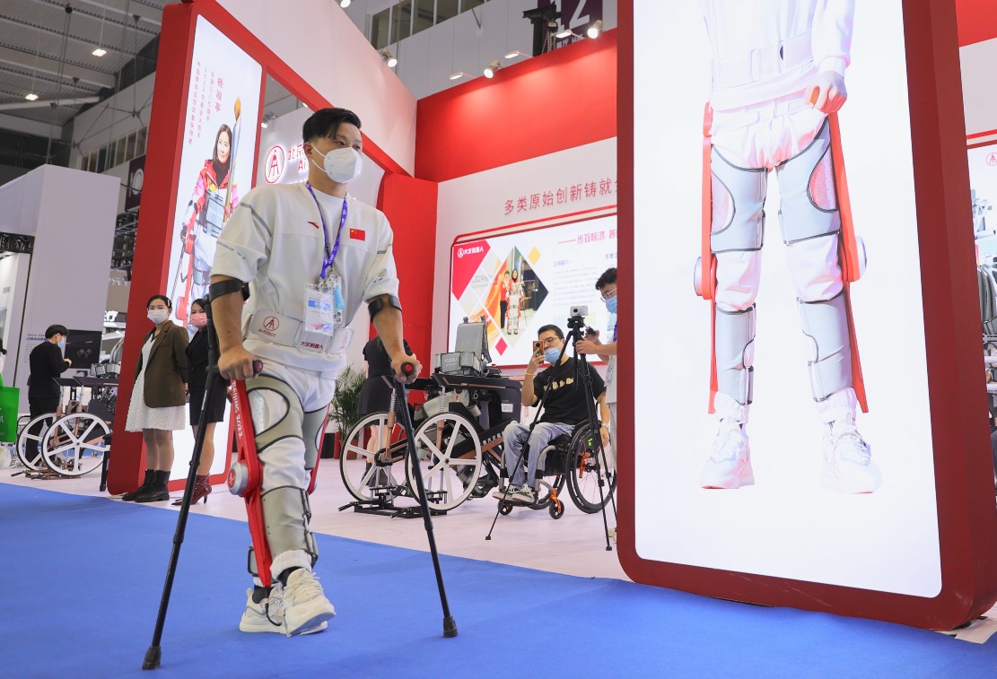 第86屆中國國際醫療器械博覽會（CMEF）在深圳舉行，有來自19個國家4000多家醫療相關企業展示最新的醫療黑科技。這個素來被視為業界風向標的醫療博覽會，今年首次設有「醫療機器人展區」，所展示的尖端科技更是令人眼界大開。