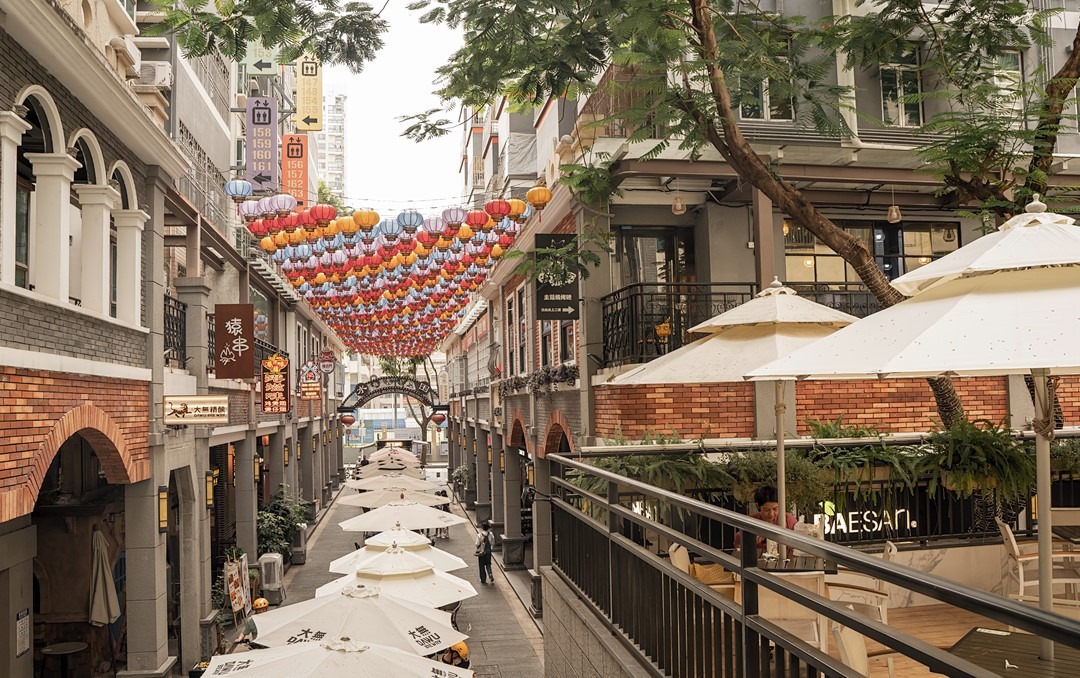  位於深圳福田的「水圍1368文化街區」，2018年落成，舊村的生命亦得以重新：中西風情的建築、商店、食肆，時尚與古雅兼備，門口那道排列整齊的彩傘點亮了風采，成為網紅打卡新地標。