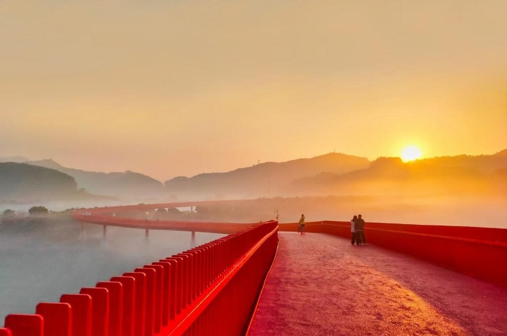  深圳光明虹僑公園鮮艷的大橋、滑板公園及多個運動場，充滿生氣與活力，適合一家大小出遊。