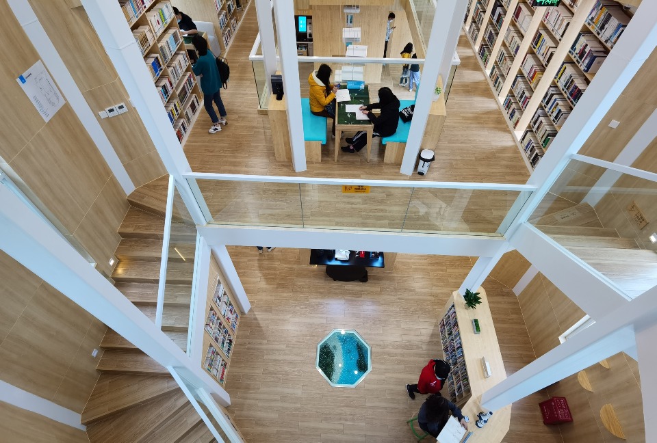 深圳市鹽田區圖書館有「燈塔圖書館」之稱，是網紅打卡熱點