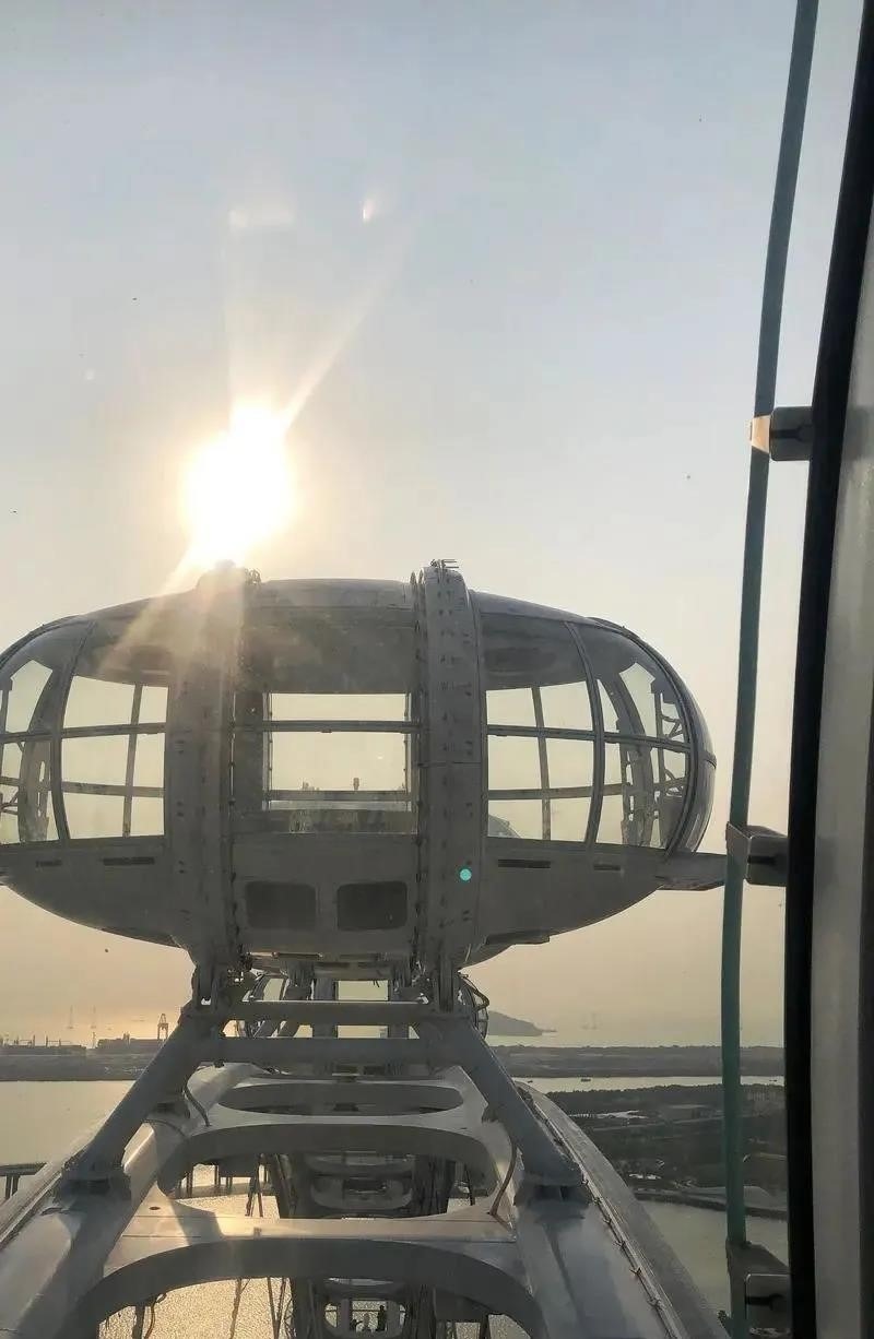 深圳灣區之光摩天輪，位於寶安區歡樂港灣，已成為深圳新地標。