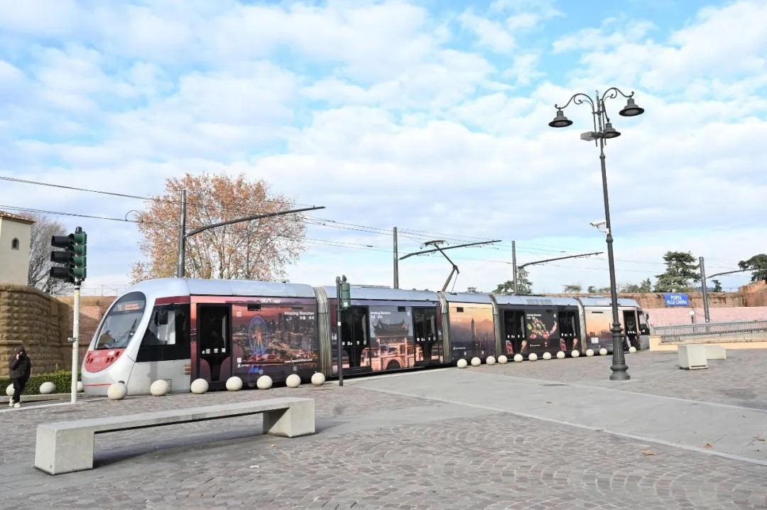 Trams promoting Shenzhen appear on the streets of Milan and Florence, Italy A unique tram has appeared on the streets of Milan and Florence, Italy, with posters of various famous attractions and cultural features of Shenzhen on its body. From the outside, it looks like a