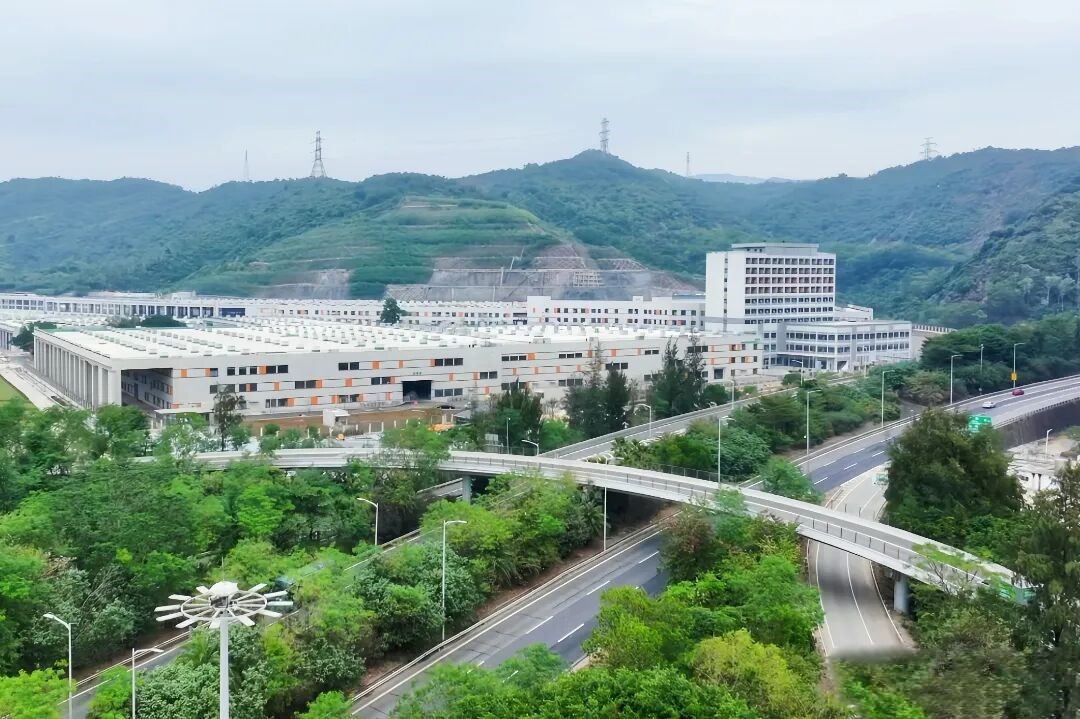 2025年，深圳地铁再度提速！先后有6条新线（段）开通，织网密度和客流量均稳居全国第一。