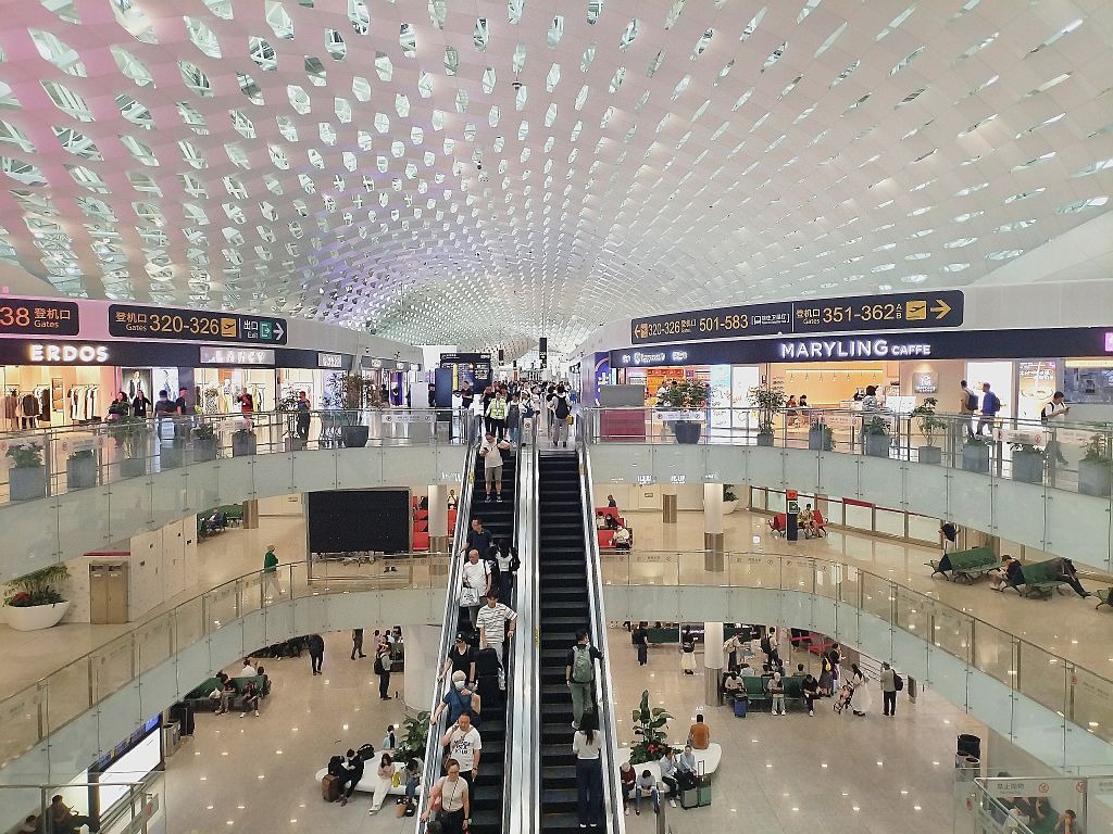 2025年，深圳地铁再度提速！先后有6条新线（段）开通，织网密度和客流量均稳居全国第一。