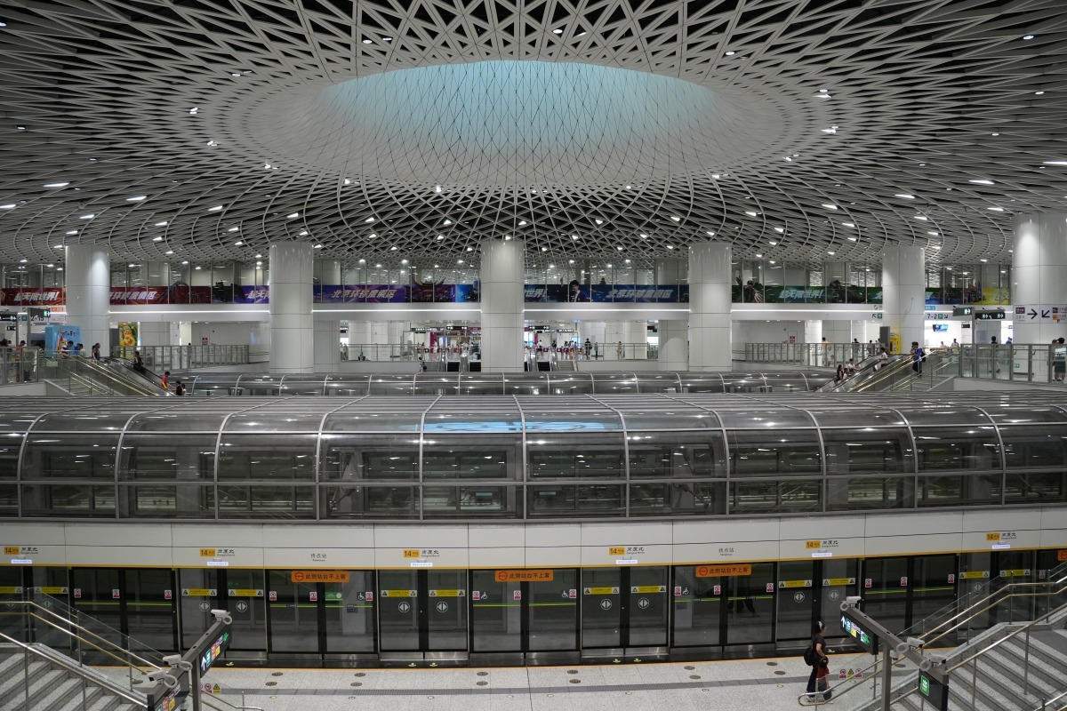 2025年，深圳地铁再度提速！先后有6条新线（段）开通，织网密度和客流量均稳居全国第一。