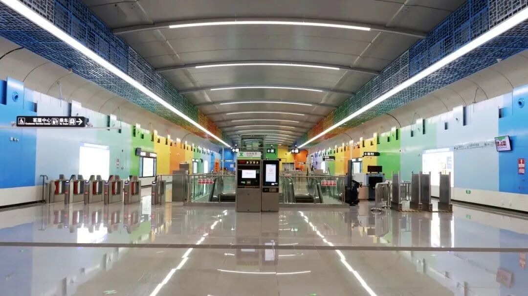 2025年，深圳地铁再度提速！先后有6条新线（段）开通，织网密度和客流量均稳居全国第一。