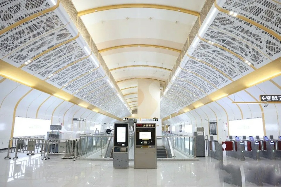 2025年，深圳地铁再度提速！先后有6条新线（段）开通，织网密度和客流量均稳居全国第一。