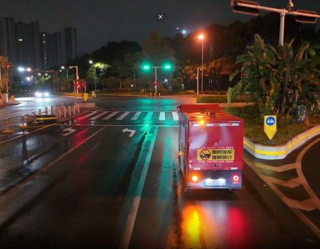 深圳京東無人車,進行夜間物流配送 深圳京東無人車,進行夜間物流配送