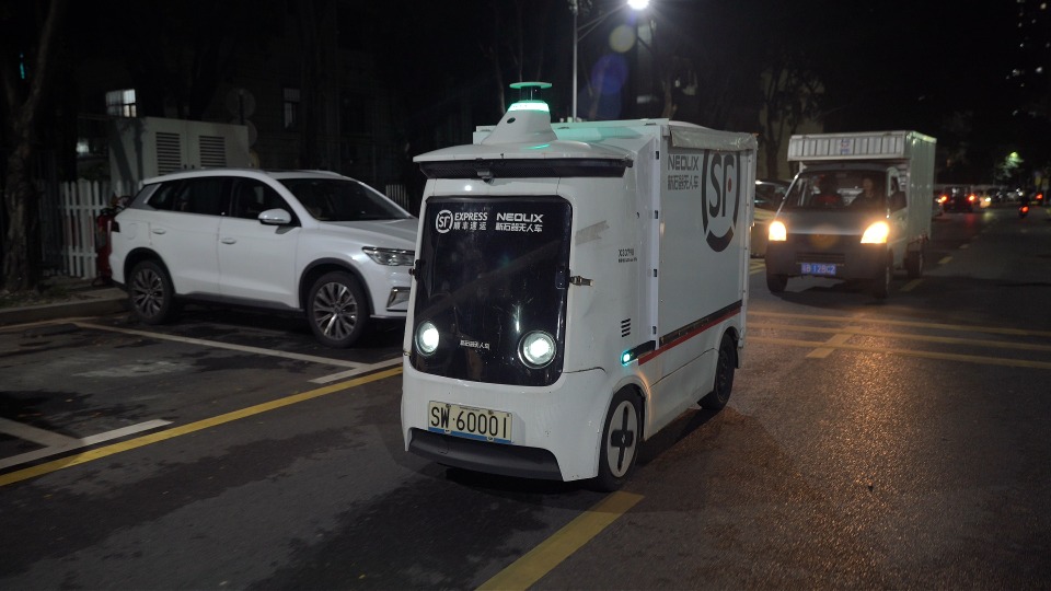順豐無人車進行夜間物流配送 順豐無人車進行夜間物流配送