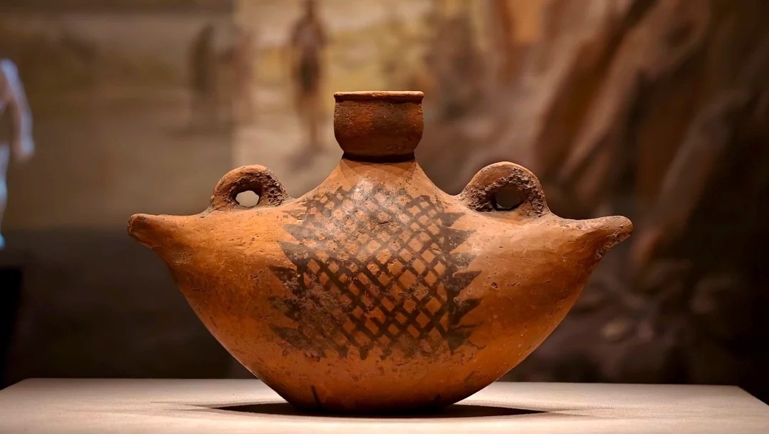 前海博物館十大國寶之一船形彩陶壺 前海博物館十大國寶之一船形彩陶壺