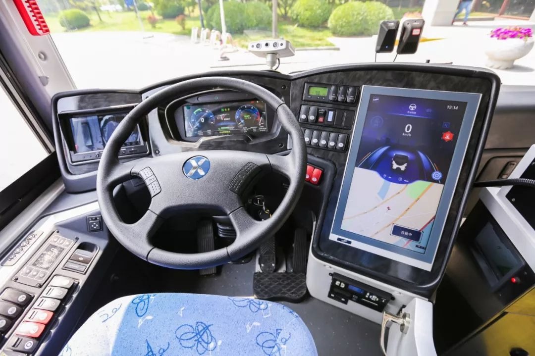當代中國-中國科技-智慧生活-熊貓智能公交車