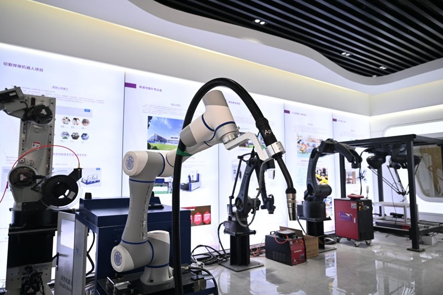 Various robots in the field of intelligent welding