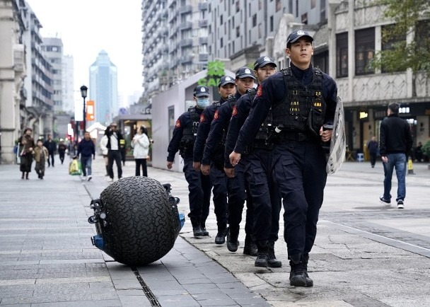 球形機械人巡邏