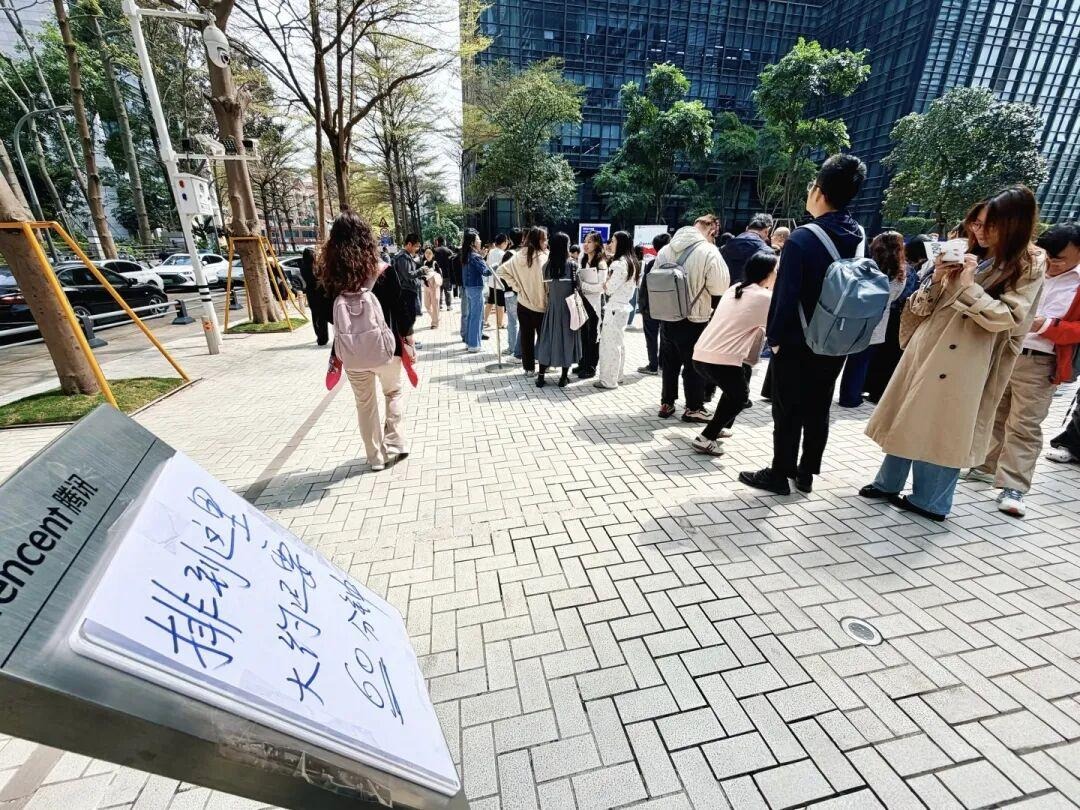 深圳總部大廈樓下設OpenClaw免費安裝點，近千人排隊