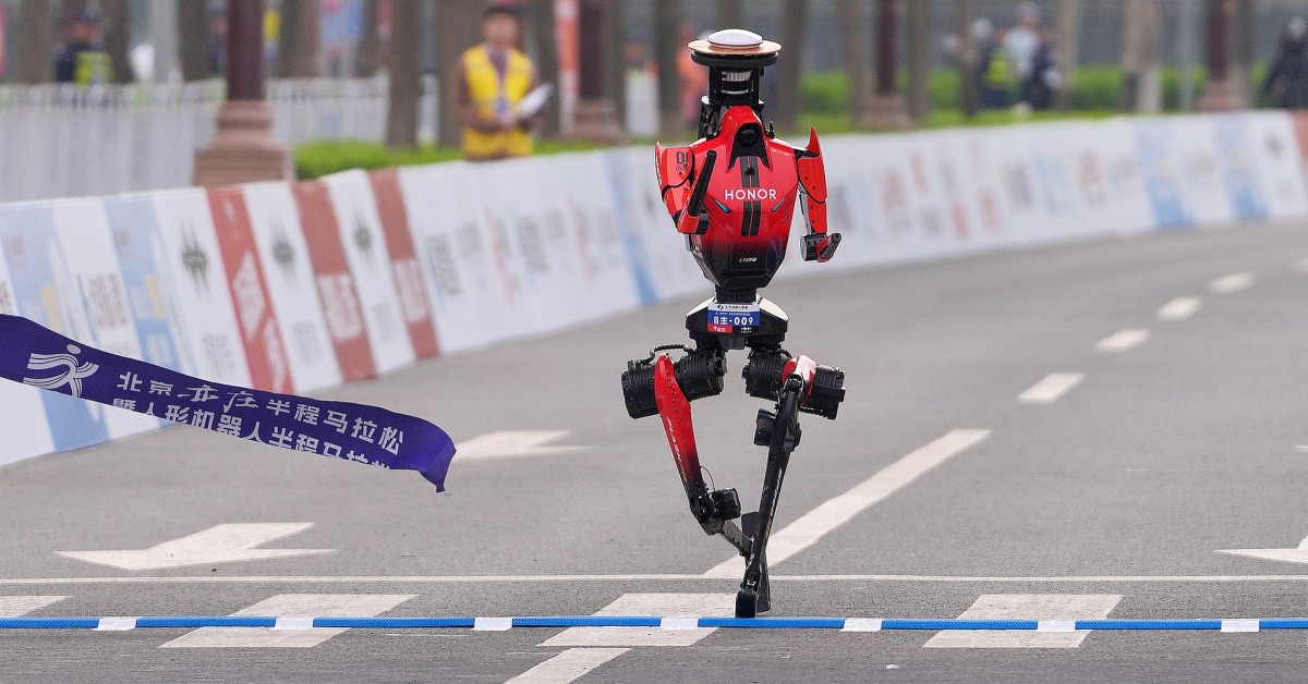 The champion Lightning robot at the moment of crossing the finish line