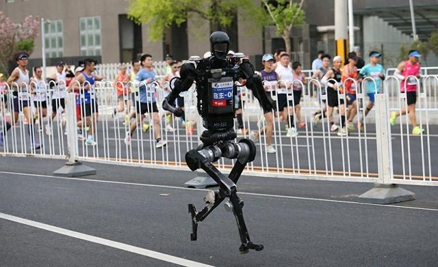 機械人和人類參賽者同場競技