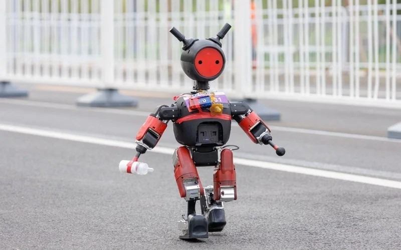小派機械人拿奶瓶跑馬拉松