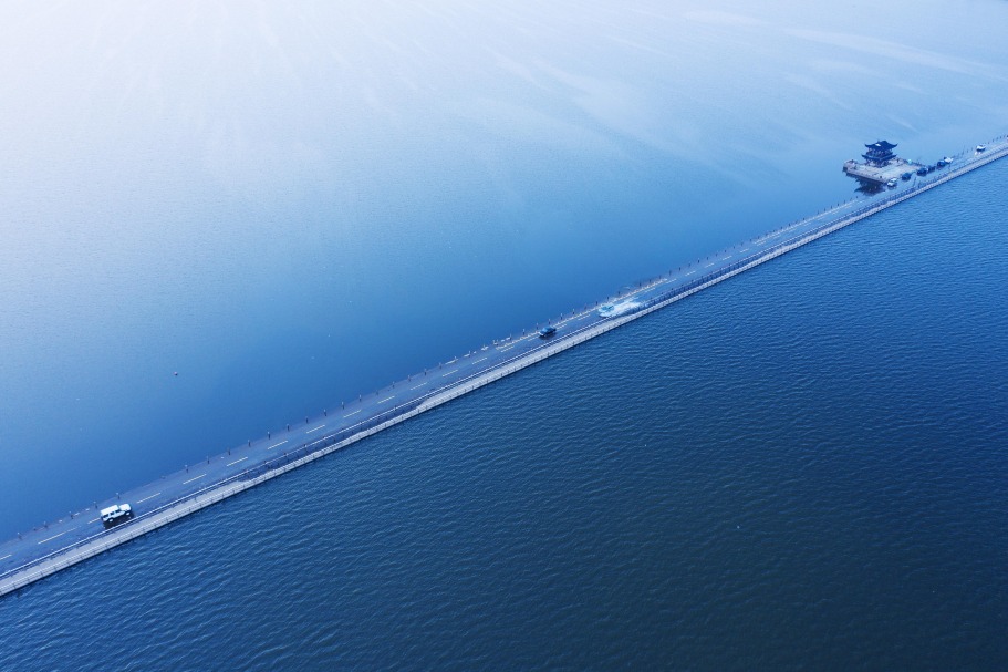 Jiangxi Yongwu Highway The over-water highway appears and disappears with the rise and fall of the water level in Poyang Lake.