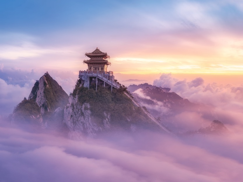 The sea of clouds and sunrise at Mount Laojun in Luoyang