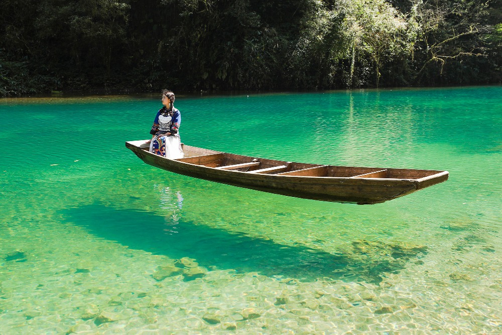 Tujia ethnic costumes in Pingshan Canyon