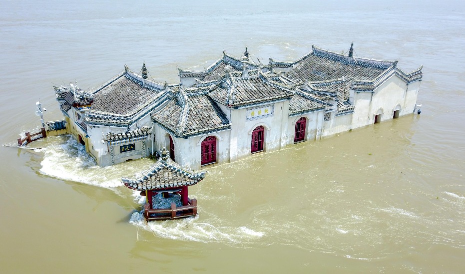 Guanyin Pavilion in Hubei during the flood season