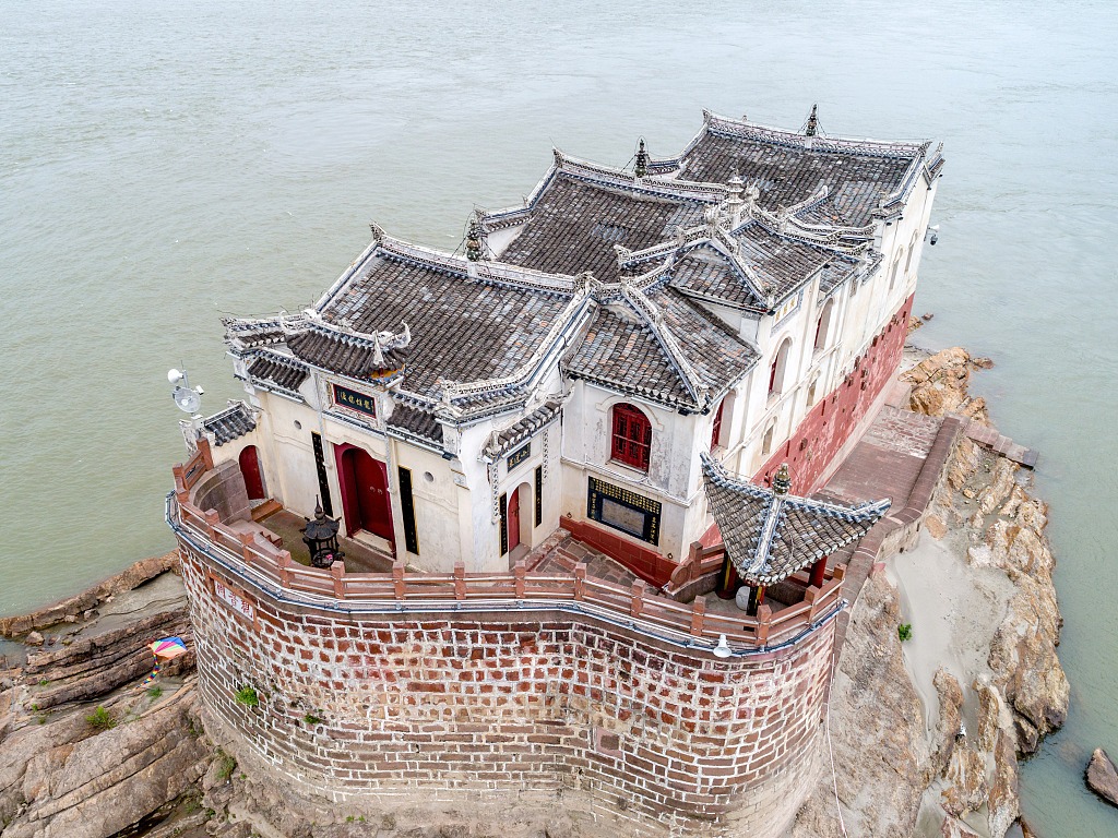 The stone wall of Guanyin Pavilion in Hubei