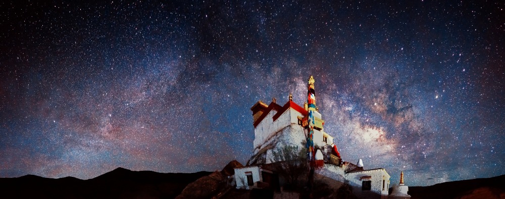 Night view of Yungbulakang Palace