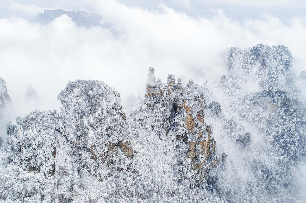 After the snow, Zhangjiajie presents a spectacular scenery different from its usual days, with a silver-coated view as beautiful as a fairyland.