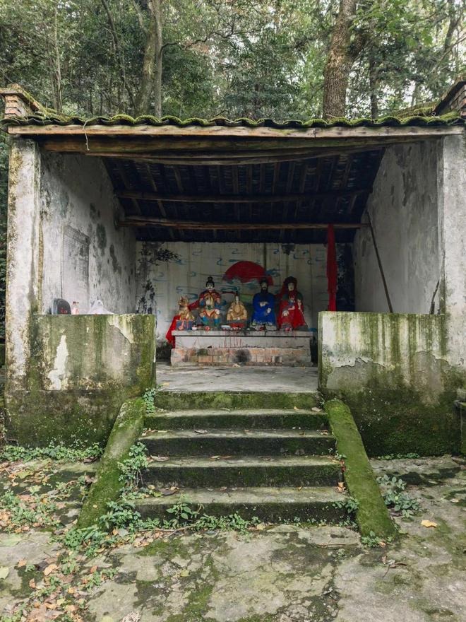 Ancient Tiangou Temple in Sichuan