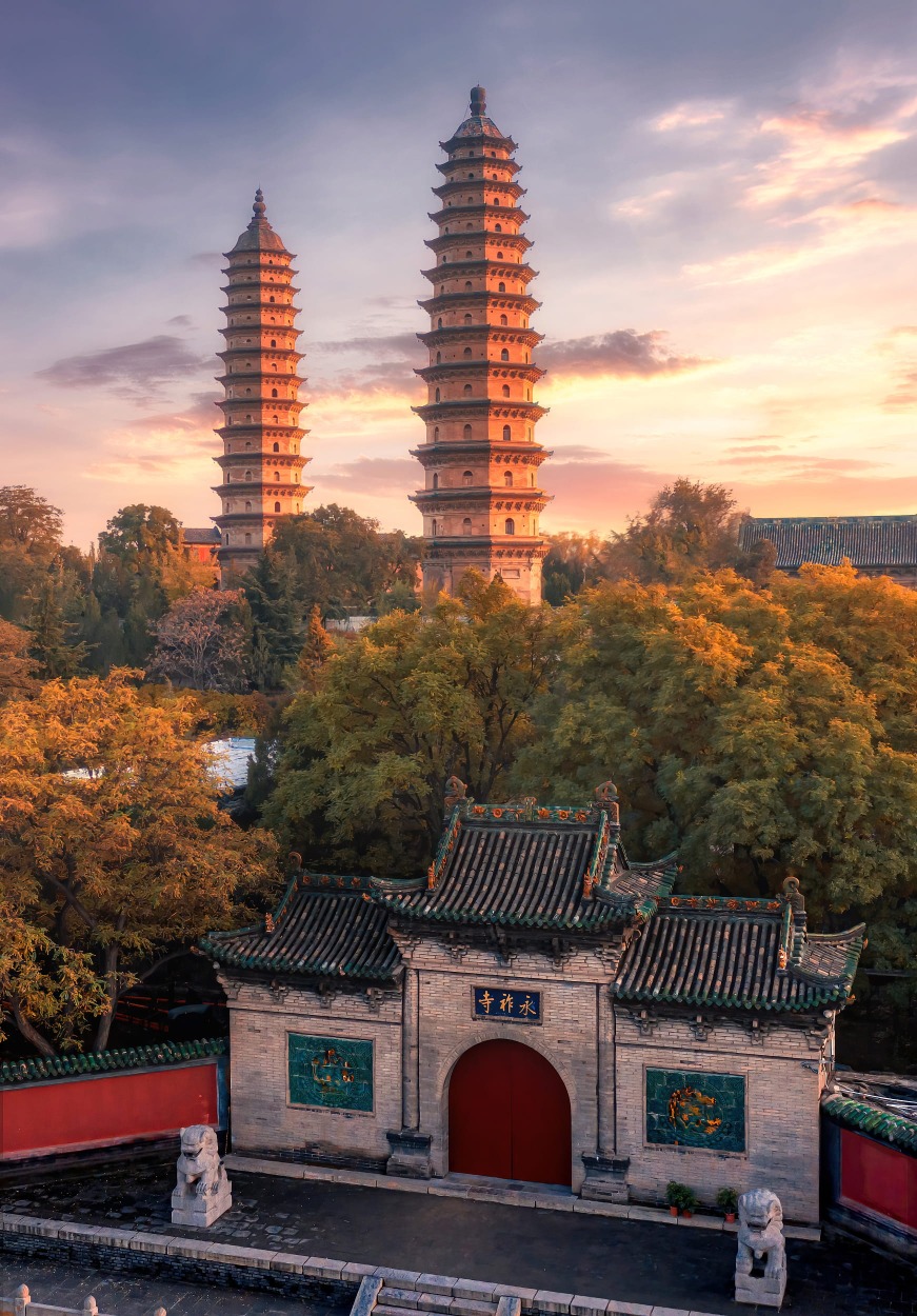 The twin pagodas of Yongzuo Temple and Yongzuo Temple in the same frame, Taiyuan, Shanxi