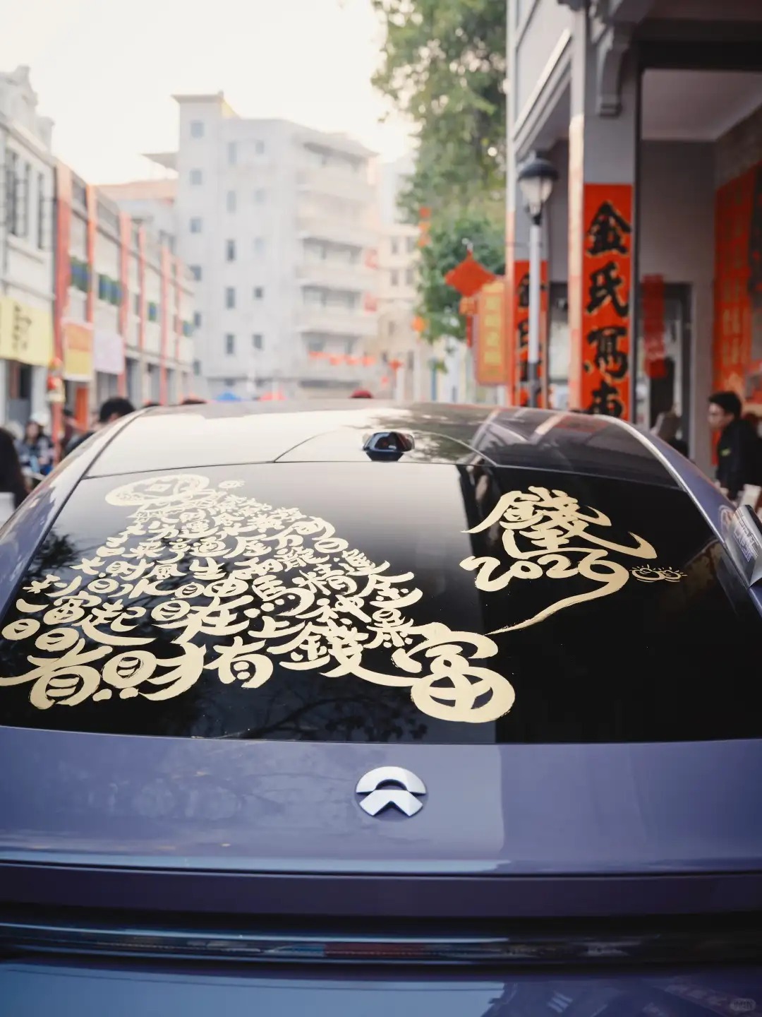 佛山揮春街 春節期間,佛山揮春街上,老師傅在車身寫揮春。