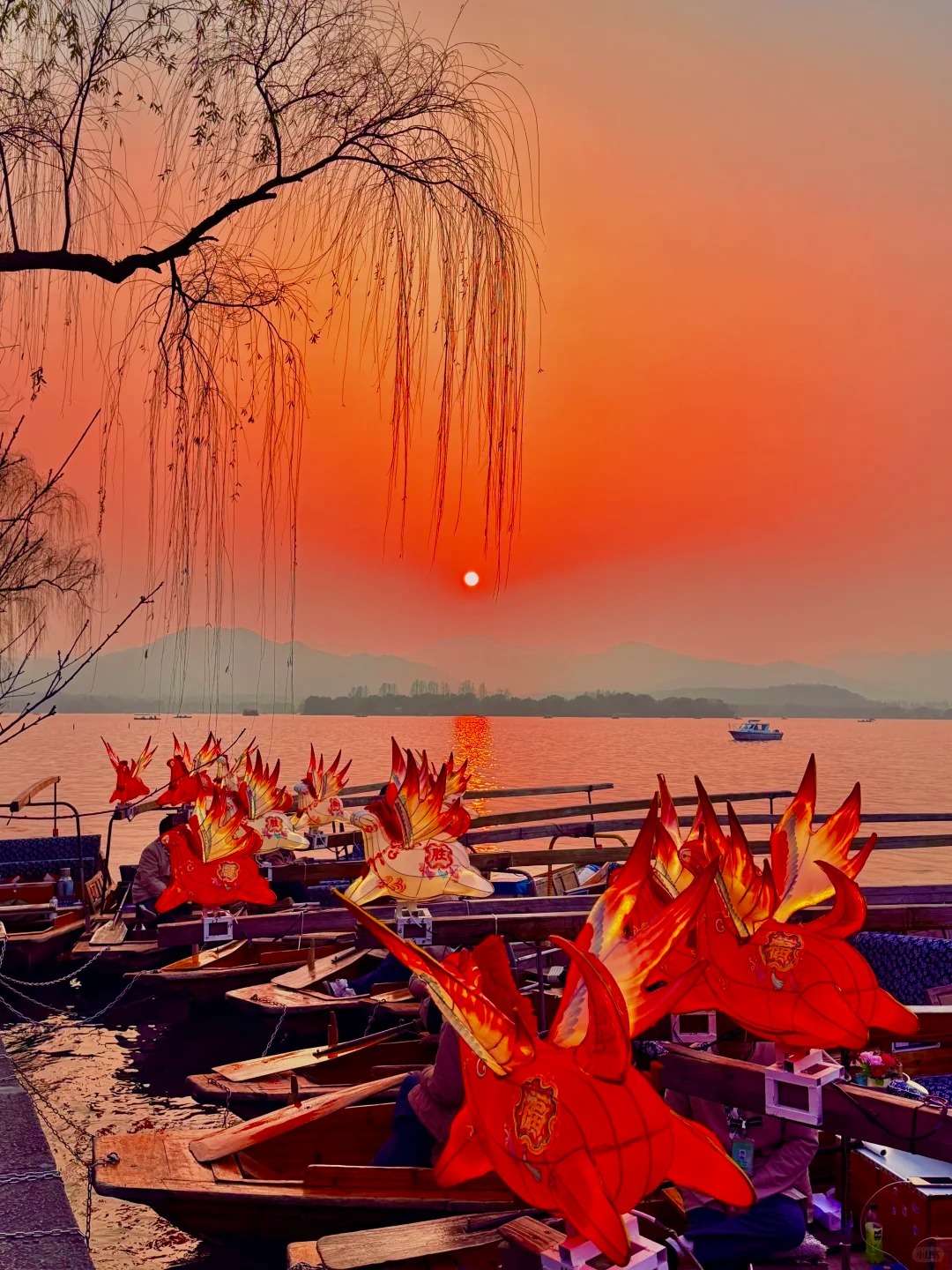 小馬燈、手划船跟落日一起倒映在西湖湖面上。